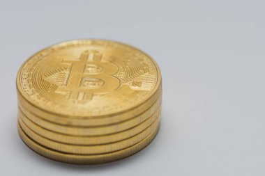 Gri arkaplan sol altta duran bitcoinler