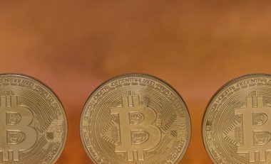 üç bitcoin ve turuncu arkaplan detay görünümü