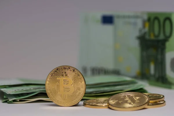 Bitcoin Neben Anderen Mit Vielen 100 Euro Scheinen — Stockfoto