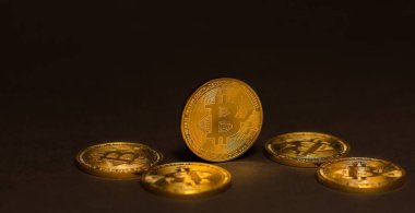 Siyah panorama manzaralı altın paralar.