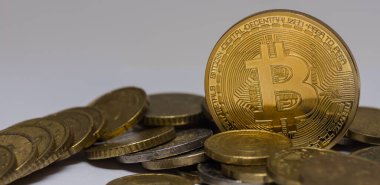 Altın değerli bitcoin diğer sikkelerin arasında duruyor ayrıntılı panorama görünümü
