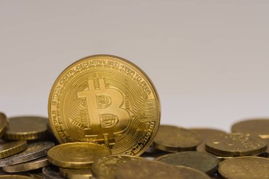 Diğer madeni paraların arasında duran altın değerli bitcoin detay görünümü