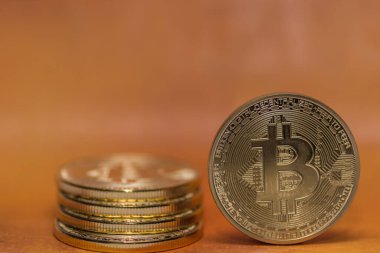 Biri bitcoin diğeri ise turuncu arkaplan detay görünümlü