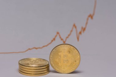 Tek bitcoin hisse senedi piyasası orta görünümü olan bir yığın bitcoin 'in yanında duruyor