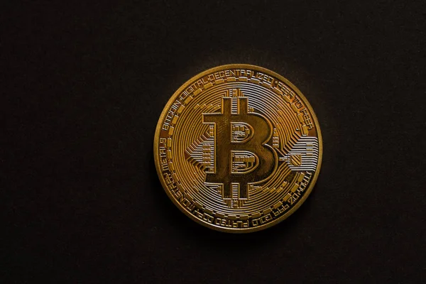 tek altın parlayan değerli bitcoin ön görünümü ile siyah orta görünümü