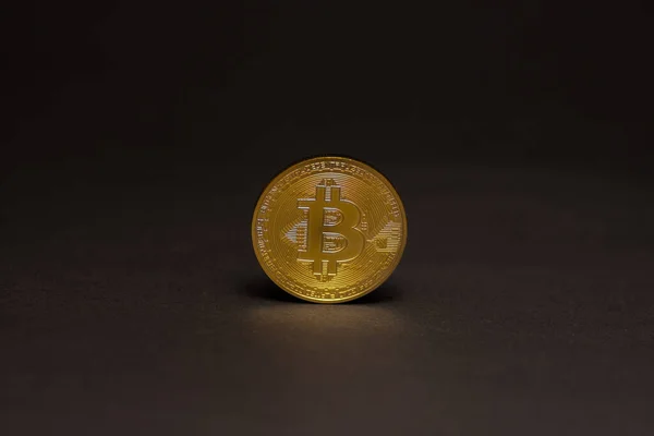 Single Golden Shiny Valuable Bitcoin Standing Black Background Middle View — Stock Photo, Image