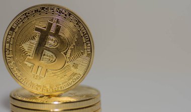 Bir bitcoin diğer bitcoin üzerinde duruyor Bu sol taraf detay görünümü istiflenmiş