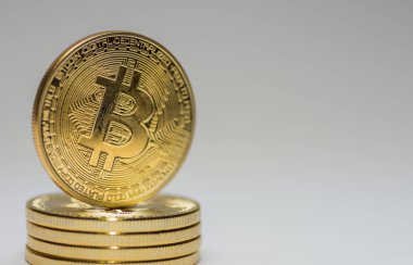 bir bitcoin diğer bitcoin üzerinde durur gri arka plan eğimli görünüm ile istiflenmiş