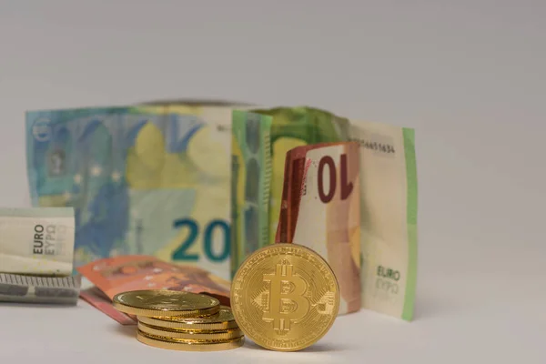 Bitcoin Permanente Lado Uma Pilha Bitcoins Diferentes Notas Euro Com — Fotografia de Stock