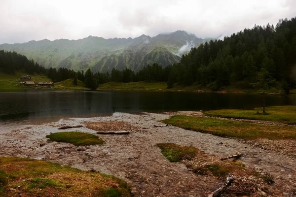 등산중에는 구름이 산속의 호수로 흘러들어 갑니다 — 스톡 사진
