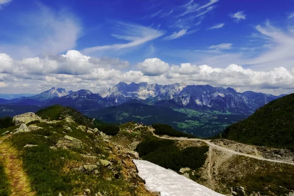 Nádherná Horská Krajina Sněhem Modrou Oblohou Létě — Stock fotografie