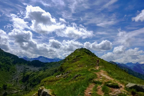 Largo Camino Una Cumbre Desde Una Montaña Con Nubes Cielo — Foto de Stock