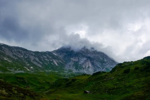 Paisaje Verde Con Altas Montañas Nubes Lluvia Cielo — Foto de Stock