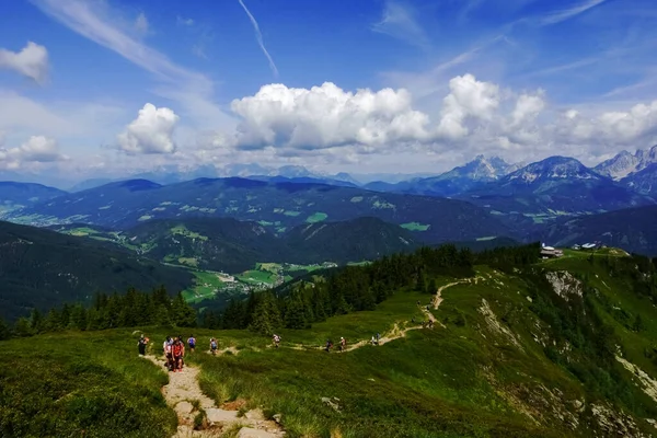 Lang Pad Met Wandelaars Een Prachtig Berglandschap Met Blauwe Lucht — Stockfoto