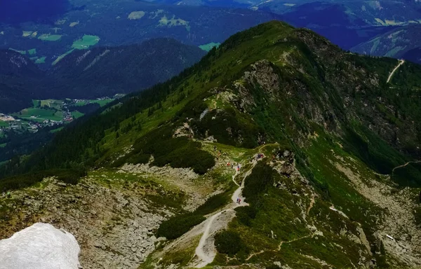 Lang Klein Pad Een Hoge Berg Met Veel Kleurrijke Wandelaars — Stockfoto