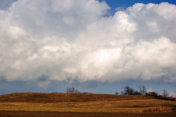 Colinas Marrones Con Nubes Blancas Cielo Invierno —  Fotos de Stock