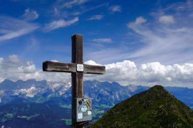 Dağlarda ve yaz aylarında yürüyüş yaparken ahşap bir zirve.