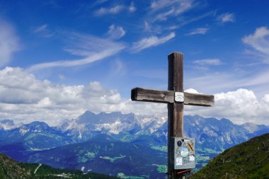 Ahşap zirve mavi gökyüzü ile harika bir dağ manzarasında