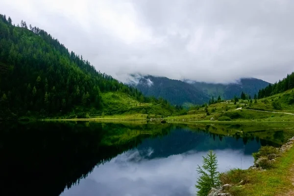 Reflejo Lago Montaña Las Verdes Montañas Con Densas Nubes —  Fotos de Stock