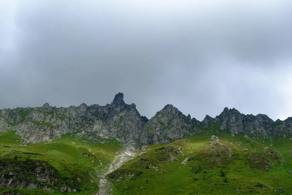 Скелясті Гори Безліччю Вершин Щільними Дощовими Хмарами Небі — стокове фото