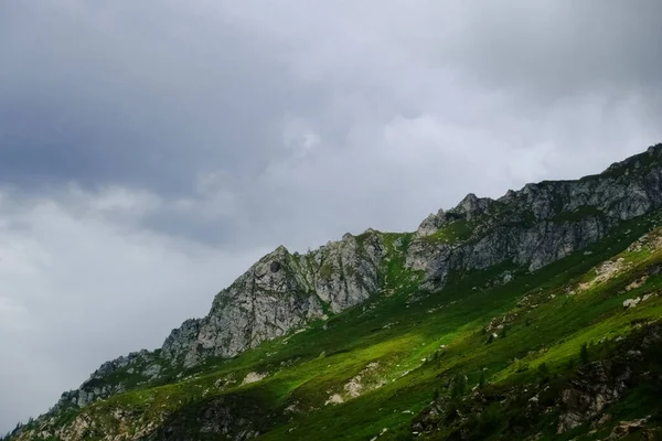 Colinas Verdes Íngremes Montanhas Rochosas Nuvens Chuva Enquanto Caminhadas — Fotografia de Stock