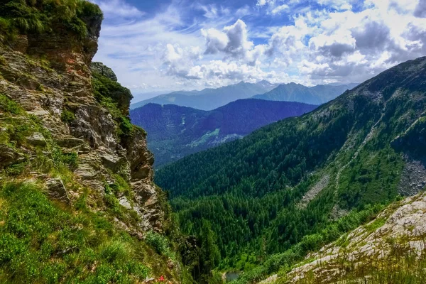 Rocce Ripide Con Belle Nuvole Durante Escursioni Estate — Foto Stock