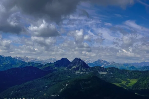 Två Toppar Ett Bergslandskap Med Olika Moln Himlen — Stockfoto