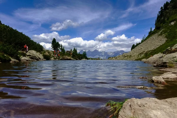 ハイキング中の山の湖の波詳細ビュー — ストック写真