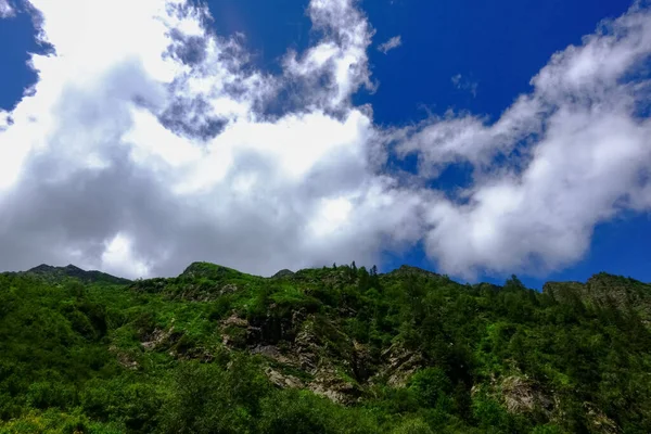 Nuvens Brancas Céu Azul Com Montanhas Verdes Verão — Fotografia de Stock