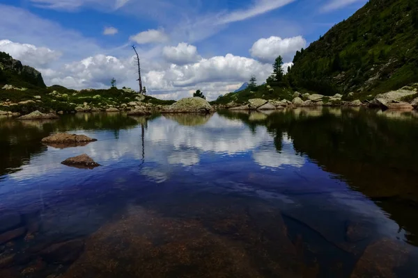 Prachtig Bergmeer Met Reflectie Kleine Golven Het Water Tijdens Het — Stockfoto