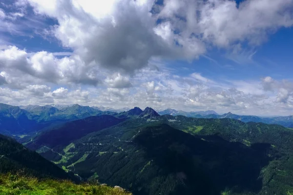 Maravilloso Paisaje Montaña Con Nubes Cielo Azul Durante Senderismo —  Fotos de Stock