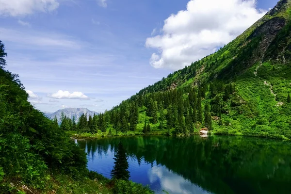 Prachtig Bergmeer Met Golven Een Groen Landschap Blauwe Lucht — Stockfoto