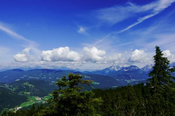 Nádherná Horská Krajina Modrá Obloha Zelenými Stromy Popředí — Stock fotografie