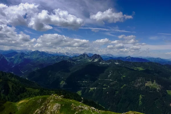 Underbara Berg Med Moln Den Blå Himlen Sommaren — Stockfoto