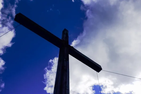 Grote Houten Top Kruis Met Blauwe Lucht Wolken Tijdens Het — Stockfoto