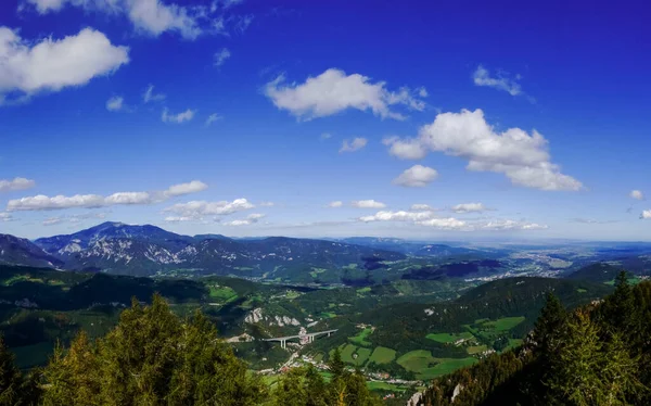 Prachtig Weids Uitzicht Vanaf Een Berg Naar Het Dalpanorama — Stockfoto