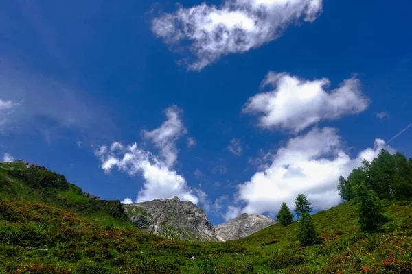 Красиві Хмари Небі Зеленим Гірським Пейзажем Влітку — стокове фото