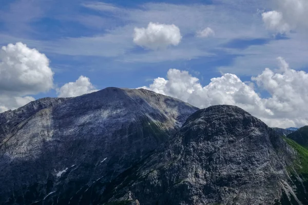 Hautes Montagnes Escarpées Avec Des Nuages Blancs Sur Ciel Bleu — Photo