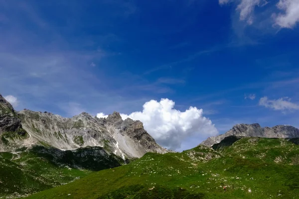 Alte Montagne Rocciose Con Prato Verde Cielo Blu Estate — Foto Stock