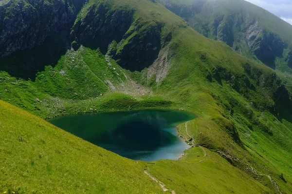 Lac Montagne Bleu Clair Forme Cœur Dans Les Collines Verdoyantes — Photo