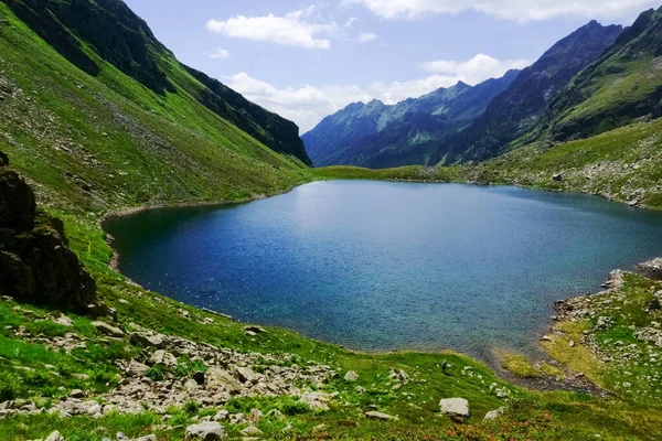 Água Fria Azul Profunda Uma Vista Lago Montanha Cima Enquanto — Fotografia de Stock