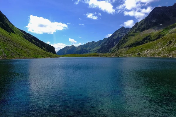 Diep Blauw Water Van Een Bergmeer Zomer Vakantie — Stockfoto
