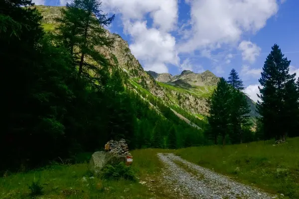Strada Sterrata Con Ciottoli Impilati Durante Escursioni Montagna Vacanza — Foto Stock