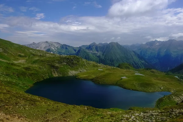 Lindo Lago Montanha Azul Colinas Verdes Com Pequenas Lagoas Enquanto — Fotografia de Stock