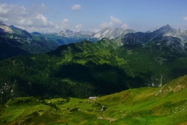 Magnífico Paisaje Montañoso Con Colinas Verdes Una Cabaña Alpina Durante —  Fotos de Stock