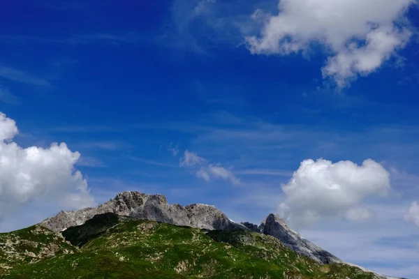 Wunderschöne Berge Mit Blauem Himmel Und Wolken Sommer — Stockfoto