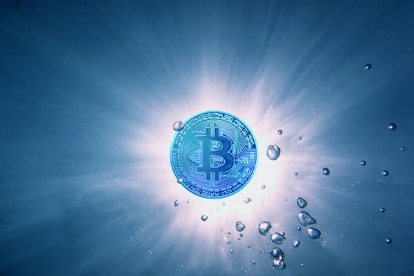 Blå Bitcoin Istället Sol Med Solstrålar Utsikt Från Undervattens Med — Stockfoto