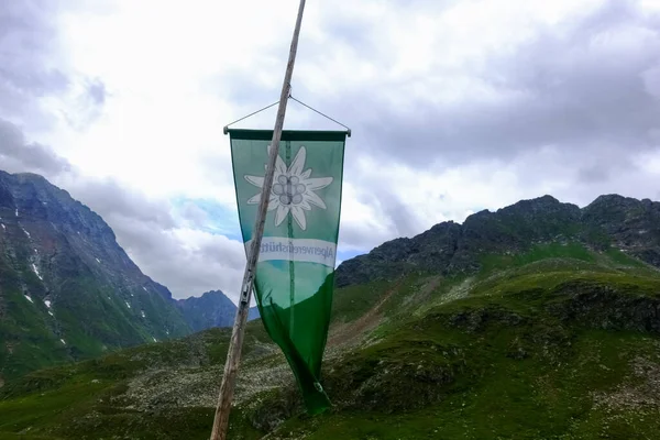 Grüne Flagge Beim Bergwandern Aus Österreich — Stockfoto