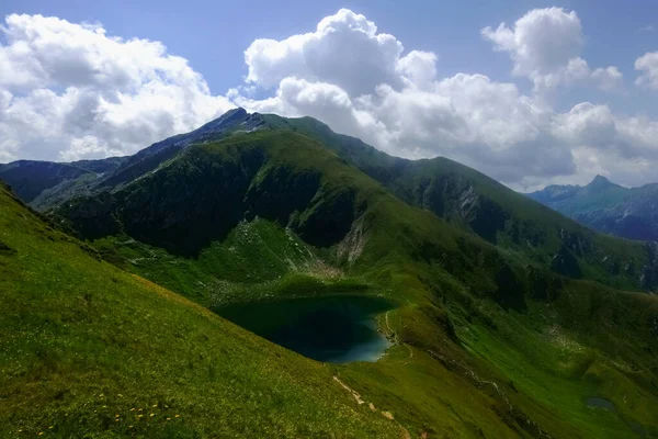 Verdes Colinas Montañas Con Lago Con Forma Corazón Durante Senderismo —  Fotos de Stock