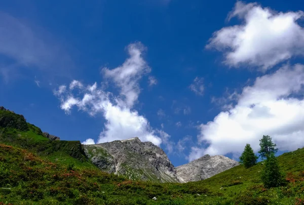 Paesaggio Verde Delle Montagne Con Nuvole Bianche Sul Cielo Estate — Foto Stock
